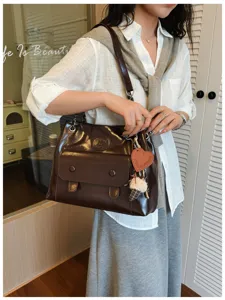 Vintage brown leather shoulder bag with chain strap, daily commuting tote with front pocket.