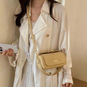 Borsa a tracolla in paglia intrecciata da donna, elegante borsa con dettagli dorati.