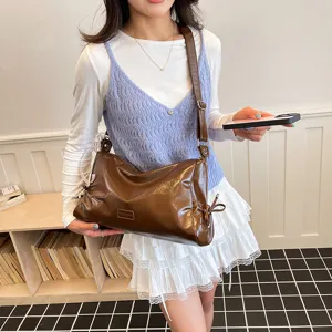 Retro trendy large capacity women shoulder bag, stylish PU leather commuting messenger bag.