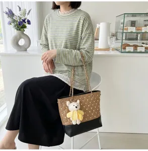 Elegante borsa a tracolla trapuntata con strass e ciondolo orsetto per donne alla moda