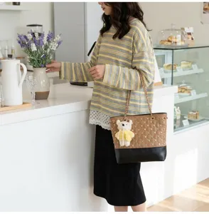 Borsa a tracolla trapuntata retrò da donna, elegante borsa con strass e ciondolo a forma di orsetto.