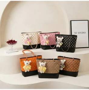 Elegante borsa trapuntata con tracolla a catena e simpatico ciondolo orsetto, borsa a spalla chic.