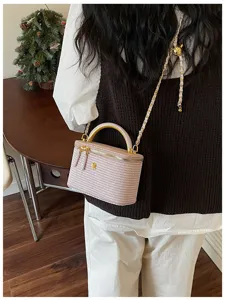 Rosa gewebte Kosmetiktasche Umhängetasche mit Goldgriff und Kette für Damen Mode Stil.