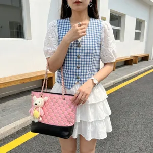 Borsa a tracolla trapuntata vintage con catena e strass per donne eleganti in ufficio.