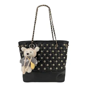 Borsa a tracolla nera trapuntata con catena, strass scintillanti e ciondolo orsetto.
