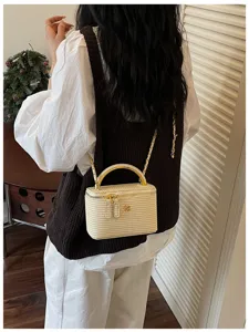 Geflochtene Box Umhängetasche für Damen, Retro Stroh Handtasche mit Kette und elegantem Design.