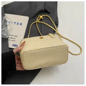 Strohgewebte Box-Umhängetasche, Retro-Ketten-Handtasche, stilvolle Detaillansicht für Damen.