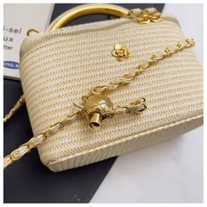 Schickes Stroh Umhängetasche mit Goldkette, Henkel und elegantem Blumenanhänger für Damen.