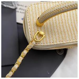Gewebte Box Umhängetasche Detail mit Goldkette und Metallbeschlägen für Damen Stil.