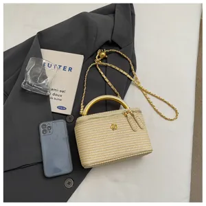 Detailansicht der Retro geflochtenen Box-Tasche mit Metallgriff und Kettengurt für Damen.