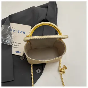 Gewebte Box Handtasche mit goldenem Metallgriff und schickem Kettenriemen fuer Damen.