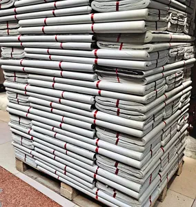 Vista detallada de papel de embalaje blanco cuidadosamente apilado para zapatos y bolsos.