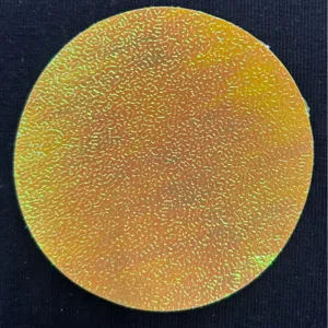 Gros plan de papier badge texture poire holographique, vue détaillée brillante 100g.