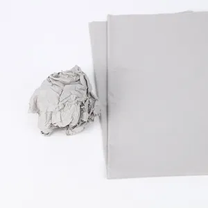 Papel de embalaje gris y bolas de papel arrugado para rellenar bolsos y zapatos.