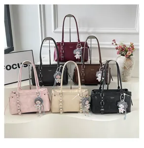 Retro grote capaciteit schoudertas voor dames, stijlvolle shopper met leuke poppenhanger.