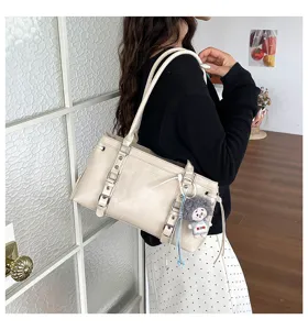 Retro beige schoudertas met gespen, grote PU lederen handtas voor dames dagelijks gebruik.