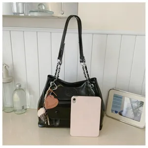 Vintage black large capacity shoulder bag for women, chic commuting chain tote bag.