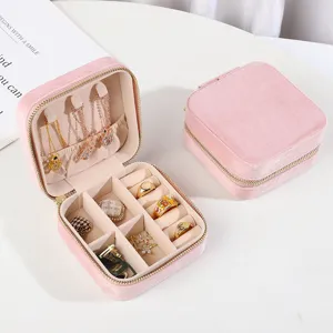 Roze fluwelen draagbare sieradendoos, reisorganizer voor ringen, oorbellen en kettingen.