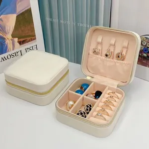 Fluwelen draagbare sieradendoos met handige vakjes voor ringen, oorbellen en kettingen.