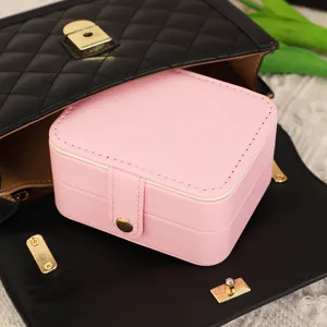 Gros plan détaillé de la boîte à bijoux de voyage en cuir rose avec de belles coutures.