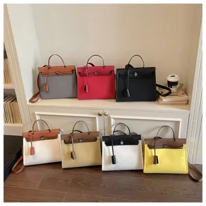 Sac à main élégant en toile et cuir avec poignée, grand sac porté épaule pour le quotidien.