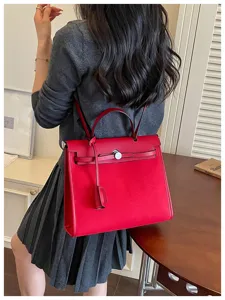 Sac à main rouge pour femme bandoulière design Kelly classique élégant sac de travail.