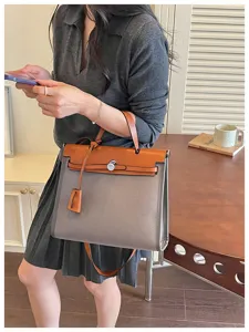 Sac à main élégant pour femme avec rabat contrasté et grande capacité pour le travail.