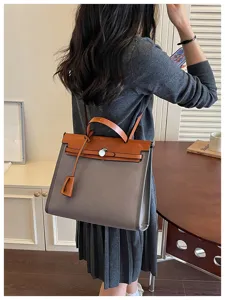 Vue détaillée du sac Kelly colorblock élégant, idéal pour les trajets quotidiens.