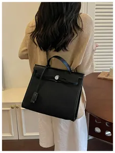 Vue détaillée du sac à main noir élégant Kelly, mettant en valeur sa texture et son design.