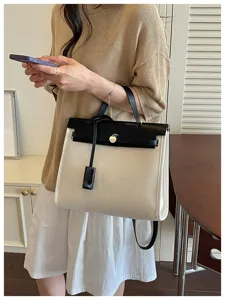 Détail de sac à main en toile et cuir, élégant sac à poignée supérieure pour le travail et la vie.