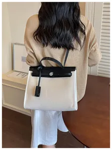 Sac à main bandoulière élégant en toile et cuir pour femme, grand cabas de travail.