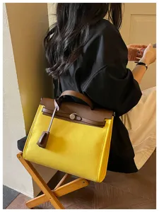 Vue détaillée du sac à main élégant bicolore avec fermoir chic et grande capacité.