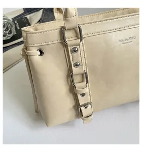 Beige PU lederen schoudertas detail, elegante modestijl, duurzame alledaagse handtas.
