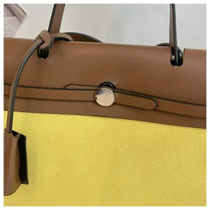 Gros plan sur le détail de la fermeture du sac à main de luxe et sa quincaillerie.