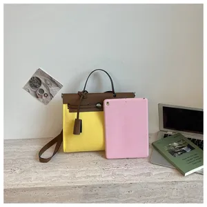 Vue détaillée du sac à main élégant color-block, sac bandoulière chic pour le bureau.