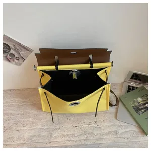 Elégant sac à main bicolore style Kelly avec poignée supérieure et bandoulière pour femmes.