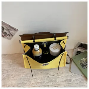 Sac cabas en toile jaune avec garniture en cuir marron, grand sac porté épaule style Kelly.