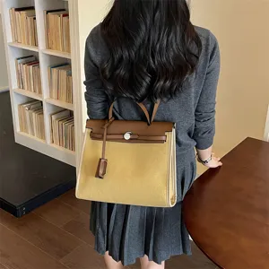 Grand sac a main femme epaule, design bicolore chic, sac bandouliere elegant pour le quotidien.