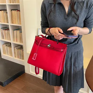 Élégant sac à main rouge en cuir pour femme, grand sac bandoulière idéal pour le travail.