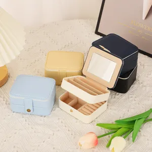 Coffret à bijoux de voyage portable avec miroirs multicouches pour rangement sûr.
