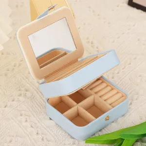Boîte à bijoux de voyage multicouche portable avec miroir, doublure en velours et fentes.