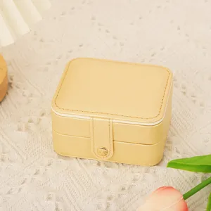 Vue détaillée de la boîte à bijoux dorée portable, organiseur de voyage compact en cuir PU.