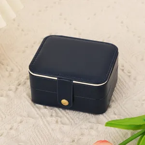 Vue détaillée de la boîte à bijoux portable en cuir, étui de voyage compact pour accessoires.
