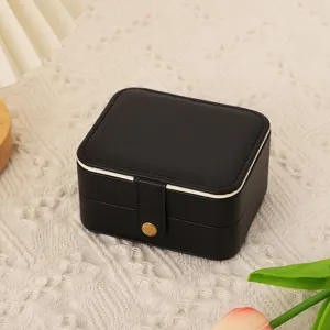 Boîte à bijoux noire en cuir portable vue détail, organiseur de voyage multicouche bagues.