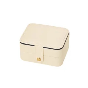 Boite a bijoux de voyage portable avec fermeture a pression en cuir creme elegant.