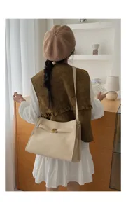 Borsa a tracolla minimalista in morbida pelle da donna, grande shopper elegante con chiusura.