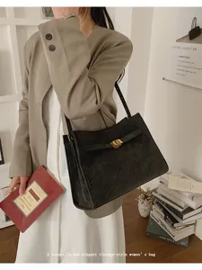 Moderna borsa a tracolla retrò minimalista da donna, grande shopper elegante in pelle.