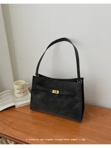 Borsa a spalla retrò nera classica in pelle morbida, dettaglio vintage elegante con chiusura.