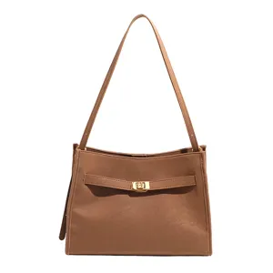 Borsa a spalla marrone da donna in pelle morbida con chiusura in metallo e tracolla.