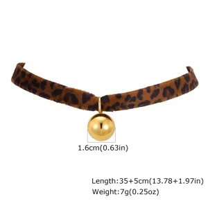 Gargantilla de terciopelo con estampado de leopardo y dije de campana dorada, accesorio.